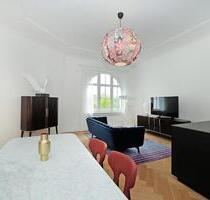 Lehel am Engl. Garten: Luxuriöse, kernsanierte 2-Zimmer-Altbauwohnung (=möbliert) mit Fitnessraum! - München Schwabing-Freimann