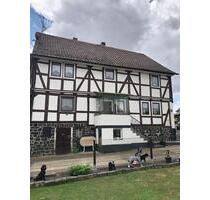 die Hälfte eines Zweifamilienhaus – zum Preis von 1 Wohnung ! - Borken (Hessen)