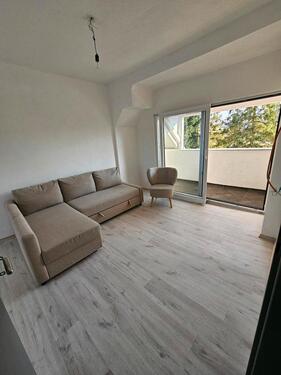 Foto - ERSTBEZUG nach Sanierung DG Wohnung mit Balkon Zentral