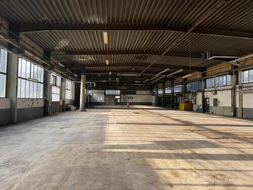 Foto - Fahrzeugabstellplätze, Gewerbliche Lagerfläche, Schrauber Halle