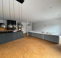 Geschmackvolle Wohnung mit fünf Zimmern sowie Balkonterrasse - Sinsheim