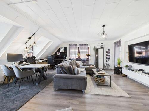 Foto - Großzügige 2-Zi.-Wohnung mit Balkon, Einbauküche & Top-Anbindung