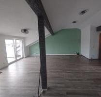 Helle 3-Zimmer Dachgeschosswohnung 100 m2 mit großem Balkon - Eislingen (Fils)