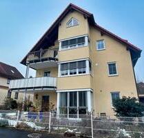 Traumausblick & Aufzug inklusive... moderne 3 Zimmer-Komfortwohnung mit ausgebautem Spitzboden, Balkon, frei ab 1.5.2026 - Haßfurt