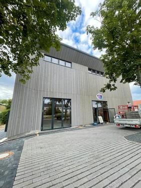 Foto - Stylische Gewerbehalle Verlaufsraum Ausstellung oder Büro
