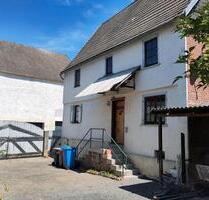 Denkmalgeschütztes Einfamilienhaus mit Innenhof und Nebengebäuden - Hünfelden