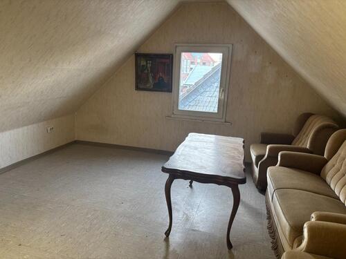 Foto - Unrenovierte, teilmöblierte 2-Zimmer-Wohnung – 35 m²