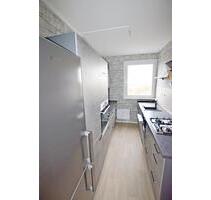 Einbauküche! 3-Raum-Wohnung, Aufzug, Dusche, Stellplatz, Balkon! Bezug sofort möglich! - Sangerhausen