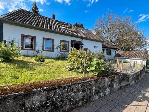 Foto - Haus mit großem Baugrundstück in der Eifel