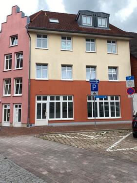 Foto - Die Wohnung befindet sich in einem sanierten Mehrfamilienhaus im Stadtzentrum.