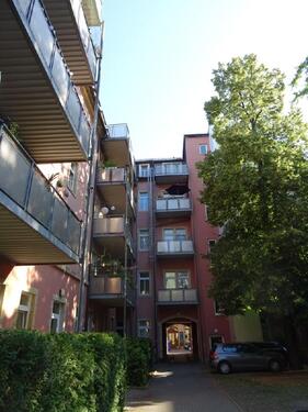 Foto - Mitten drin: geräumige 2-Zi.-Wohnung im Hochparterre mit großem Balkon