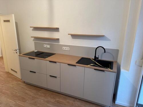 Foto - Helle, frisch renovierte 2-Zimmer-Wohnung mit Balkon ins Grüne