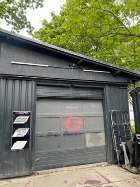 Foto - Garage mit Büro und Stellplätzen