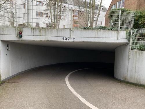 Foto - Tiefgarage in Braunsfeld, hell, saniert, automatisches Tor