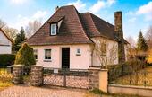 Foto - Einfamilienhaus mit großem Garten, Pool und Garage