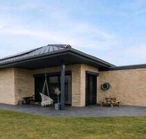 Moderner Bungalow (BJ 2021) mit Erdwärmepumpe, PV-Anlage - Medelby