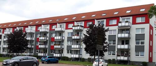Foto - Die Wohnung befindet sich in einem sanierten Mehrfamilienhaus in Zentrumsnähe.