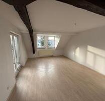 Große, helle 2-Raum DG-Wohnung mit Balkon mitten im Zentrum von Auerbach! - Auerbach/Vogtland