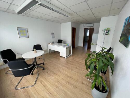Foto - Top Lage! Büro-Praxisfläche mit großer Schaufensterfront, 2Parkp