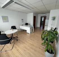 Top Lage! Büro-Praxisfläche mit großer Schaufensterfront, 2Parkp - Langenselbold