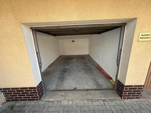 Foto - Garage und Stellplatz davor zu Vermieten