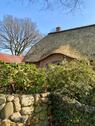 Foto - Provisionsfrei. Reetdachhaus mit Südgarten & Garage – Neuwertig.