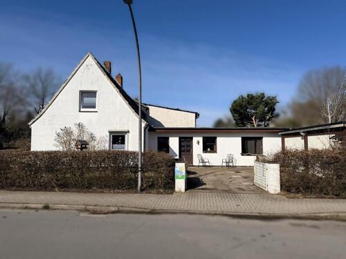 Foto - Siedlungshaus mit Einliegerwohnung und Garagen in Norderstedt