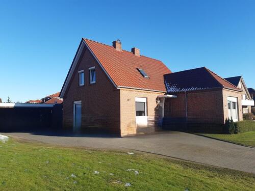 Foto - Wohnhaus von zwei aneinander gebauten Wohnhäusern zu vermieten.