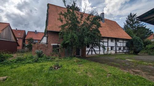 Foto - Sanierungsbedürftiges Fachwerkhaus mit großer Scheune und Garten