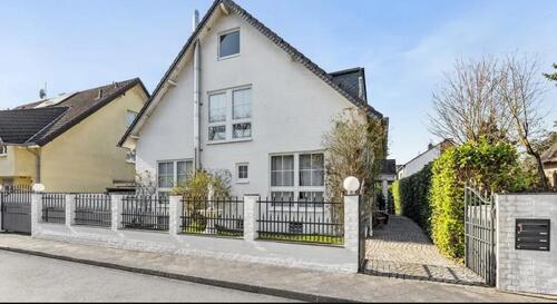 Foto - Helle 3-Zimmer Penthouse-Terrassen-Wohnung in weißer Villa