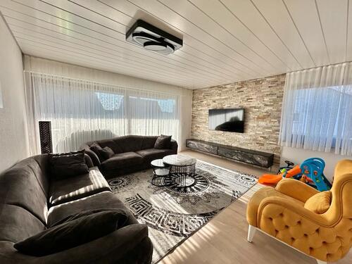 Foto - Moderne kernsanierte 3,5 Zimmer Wohnung mit Balkon & Garage