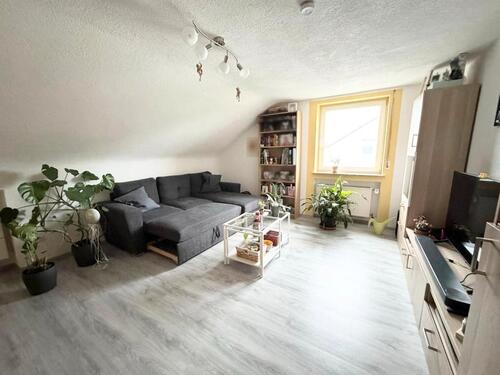 Foto - Charmante 4-Zi. DG-Wohnung mit eigenem Garten+Garage+Stellplatz!!