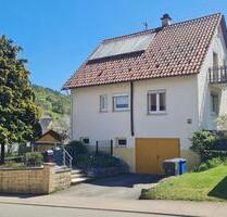 Idyllisches Wohnglück: Charmantes Einfamilienhaus mit Traumgarten - Zimmern unter der Burg