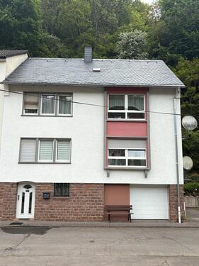 Foto - Zweifamilienhaus mit zwei Wohnungen, Garage und Stellplätzen in K