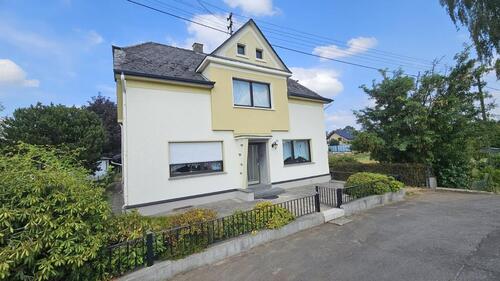 Foto - Einfamilienhaus in Gieleroth, 3 Garagen, Garten und Baugrundstück