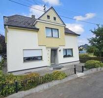 Einfamilienhaus in Gieleroth, 3 Garagen, Garten und Baugrundstück - Altenkirchen (Westerwald)