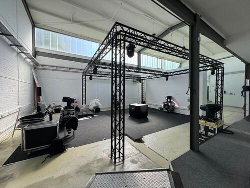 Foto - Werkhalle Industrieloft Büro mit Bootsanleger