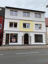 Foto - Geschäfts und Wohnhaus mit Garten und Baufläche.