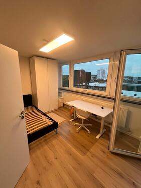 Foto - Frisch renoviertes Zimmer in 4er WG mit Privatbalkon