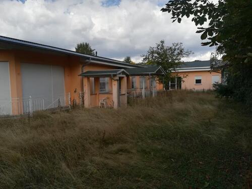 Foto - 2000 m² Gewerbeobjekt Haus mit Wohnung Bungalow Pool Teich Garte