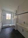 Foto - Ab 12.2025! Familienfreundliche, vollständig renovierte 4-Zi.- Erdgeschosswohnung mit Balkon