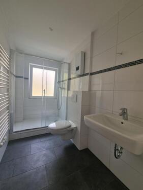 Foto - Ab 12.2025! Familienfreundliche, vollständig renovierte 4-Zi.- Erdgeschosswohnung mit Balkon