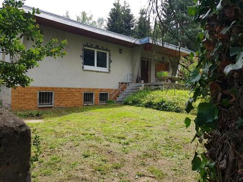 Foto - kleines Wohnhaus im Bugalowstil mit Terrasse, Garten und Garage