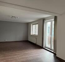 Schöne 4 Raumwohnung mit EBK und Balkon - Meerane