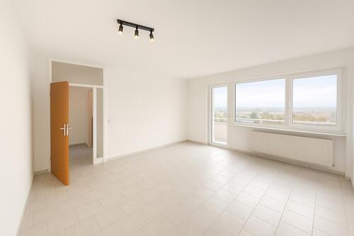 Foto - Helle, frisch renovierte 2,5-Zimmer-Wohnung mit Loggia & Weitblick 
