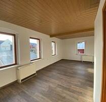 2 - Raum - Wohnung mit Einbauküche und großem Wohnzimmer - Stützengrün