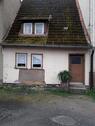 Foto - Haus und Freifläche mit Gebäude