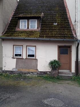 Foto - Haus und Freifläche mit Gebäude