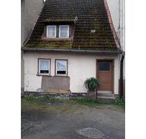 Haus und Freifläche mit Gebäude - Burgsinn