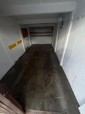 Foto - Sehr lange Garage Lager für Motorräder, Quad, Fahrräder